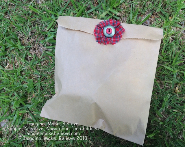 Christmas Gift Wrap Ideas - Brown Paper Bag and Buttons, paper bag, buttons, fabric, easy, decoration, wrapping